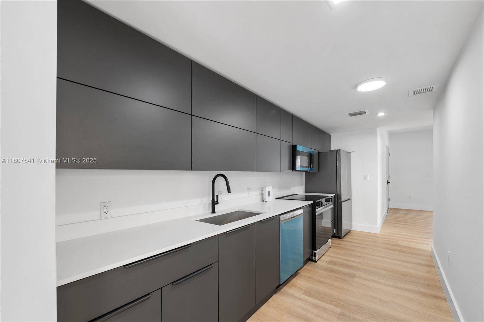 LAWRENCE ESTATES LAND CO - Residential Lease