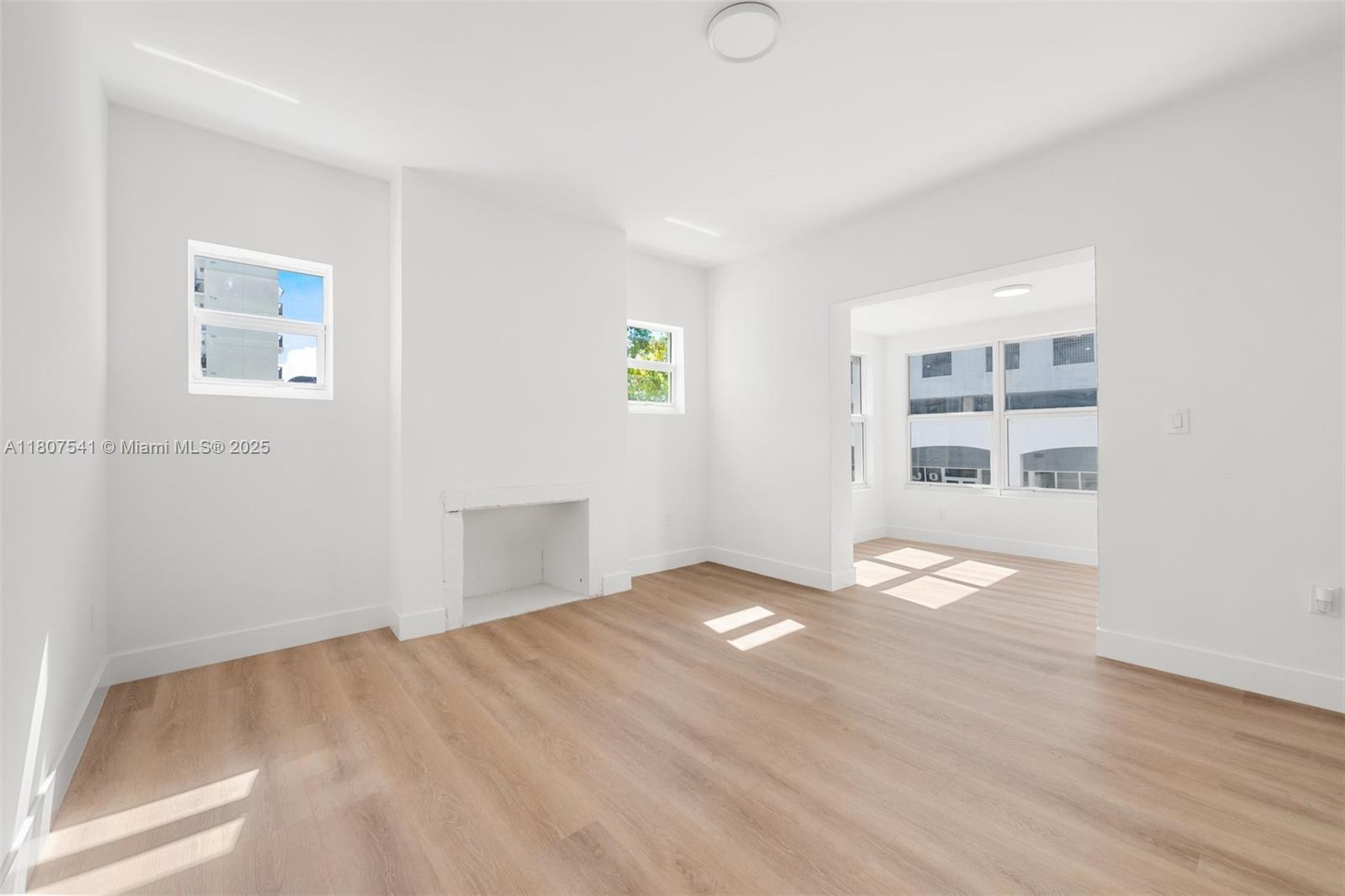 LAWRENCE ESTATES LAND CO - Residential Lease