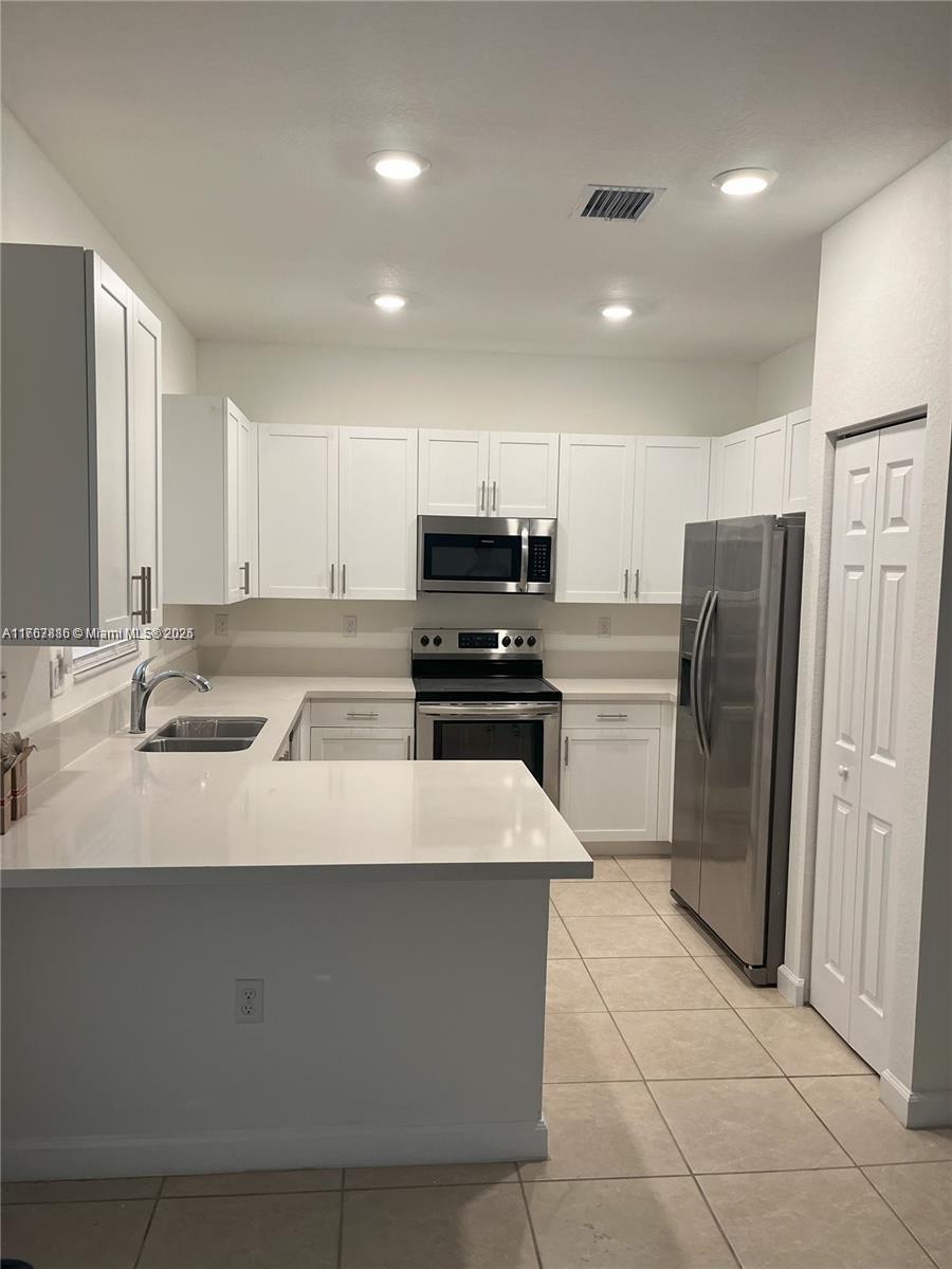 158 Sw 185th Ter 158, Pembroke Pines, Miami-Dade County, Florida - 4 Bedrooms  
3 Bathrooms - 