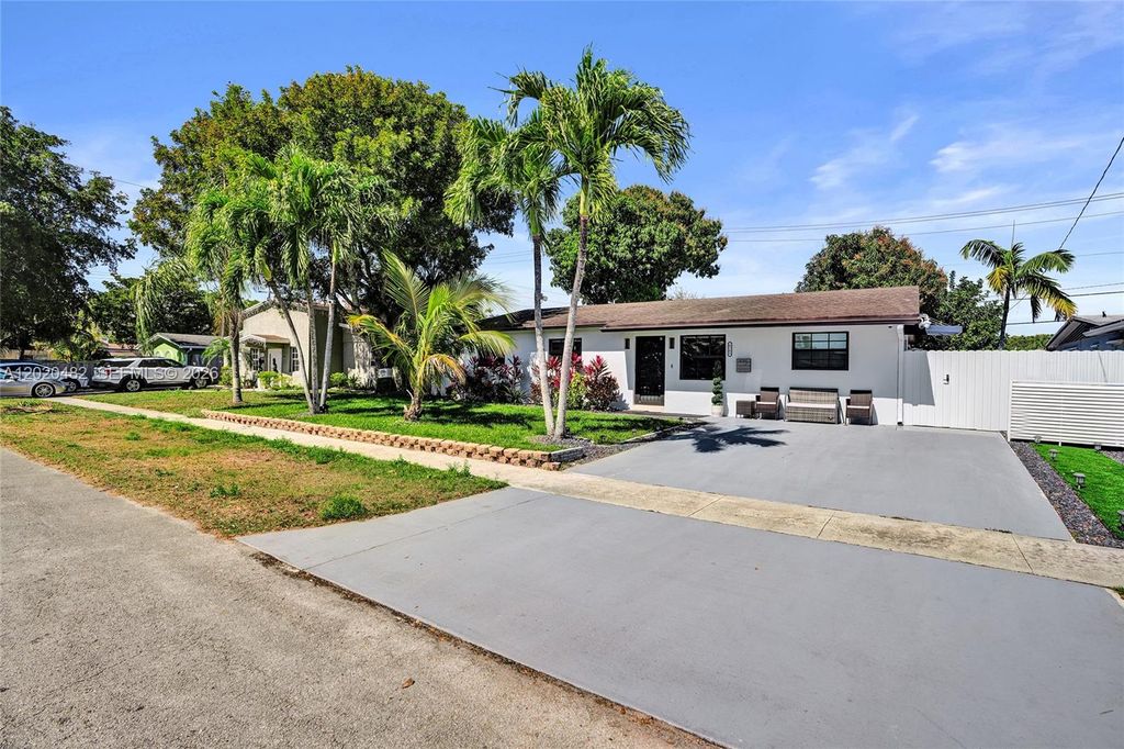 Photo of 6761 Allen St, Hollywood, FL 33024 (MLS # A12020482)