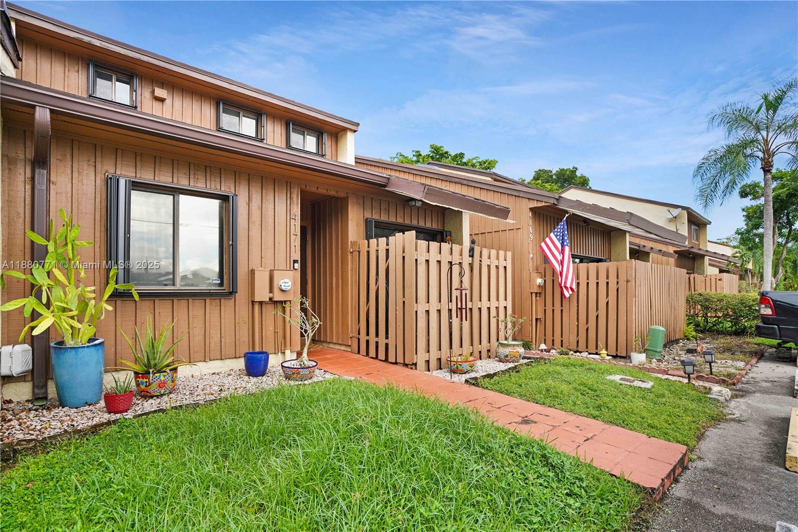 PINE ISLAND LAKES TOWNHOM - Residential