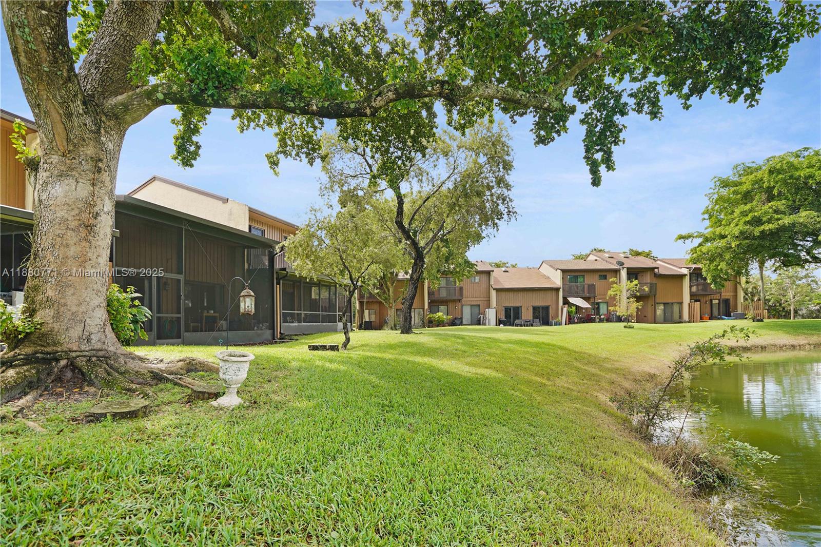 PINE ISLAND LAKES TOWNHOM - Residential