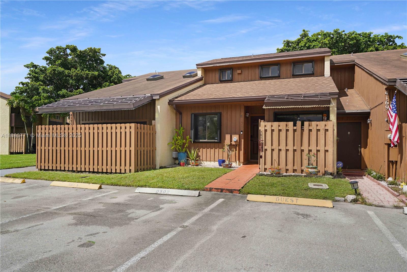 PINE ISLAND LAKES TOWNHOM - Residential