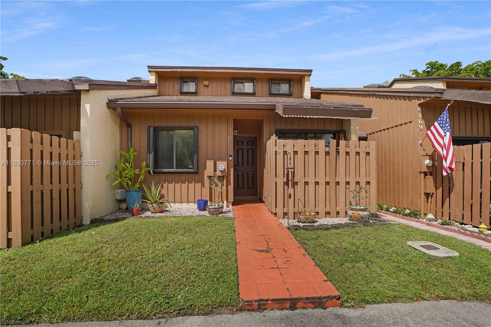 PINE ISLAND LAKES TOWNHOM - Residential