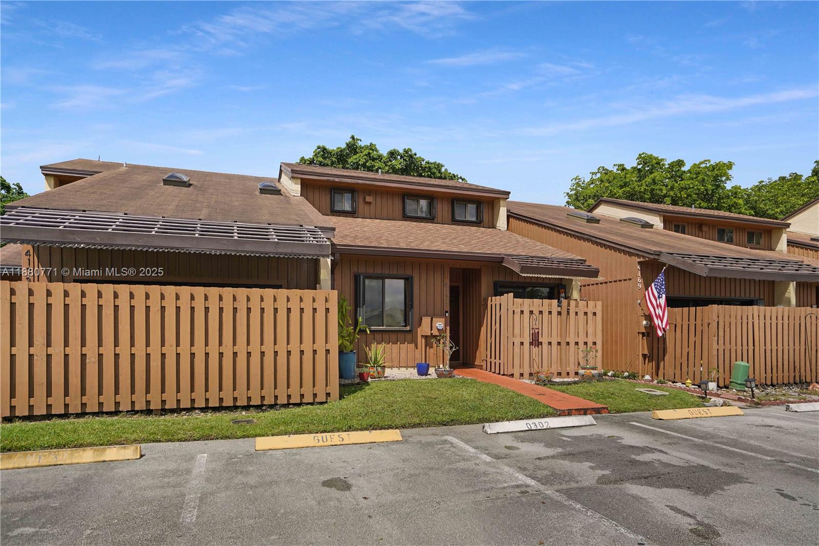 PINE ISLAND LAKES TOWNHOM - Residential