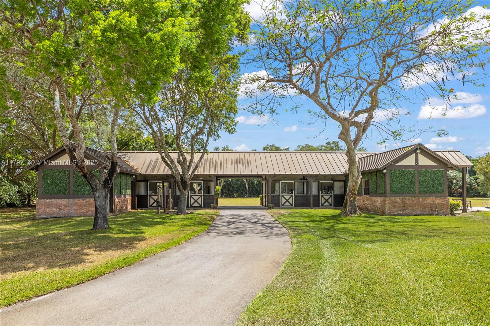 8700 Surrey Ln