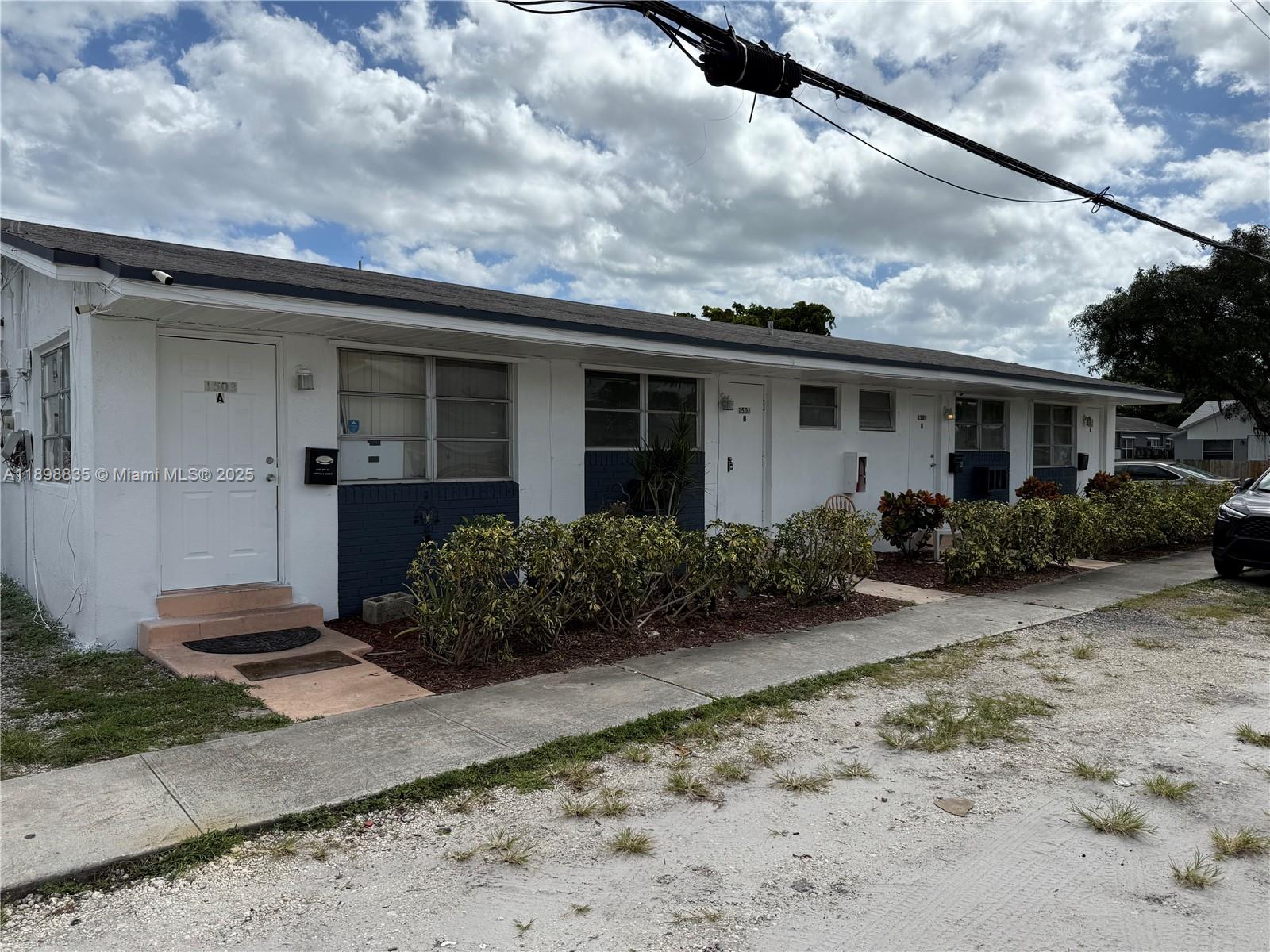 HOLLYWOOD PARK - Residential Lease