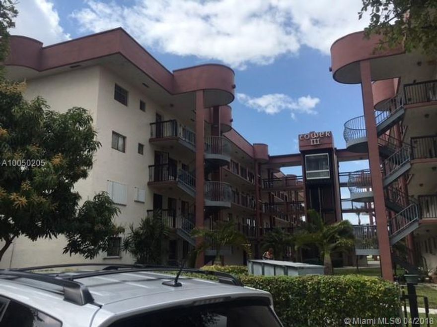 THIS UNIT SHOWS LIKE BRAND NEW ITS READY TO MOVE IN.