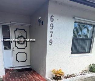 BEAUTIFUL TOWHNHOUSE - 2 BED/ 2 BATH - ALL TILED - SCREENED PATIO -CANAL VIEW - SPLIT FLOOR PLAN - WASHER & DRYER - CENTRAL AIR ACONDICIONING - 2 ASSIGN PARKING IN FRONT OF THE PROPERTY * FAST APPROVAL * * TENANT PAYS ALL UTILITIES * * CALL NOW!!!