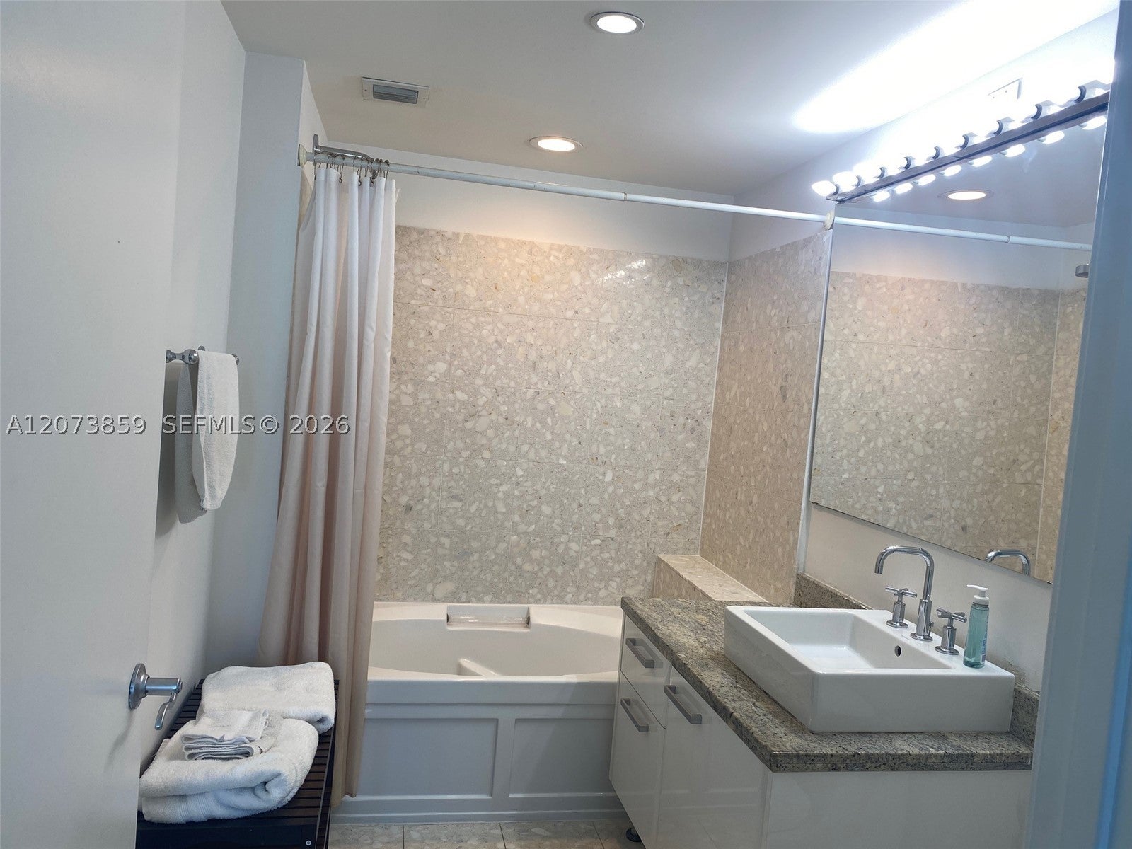185 SW 7th St 1607