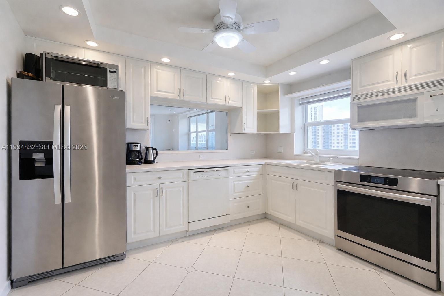 HALLMARK OF HOLLYWOOD CON - Residential Lease