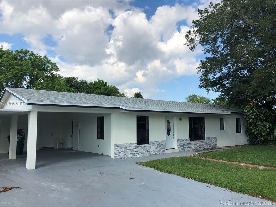 COMPLETLEY REMODELED POOL HOME.  PORCELAIN FLOORS THROUGHOUT WITH HUGE LARGE ISLAND KITCHEN.  CUSTOM KITCHEN AND NEW ROOF.  ALL BATHROOMS COMPLETELY REMODELED.