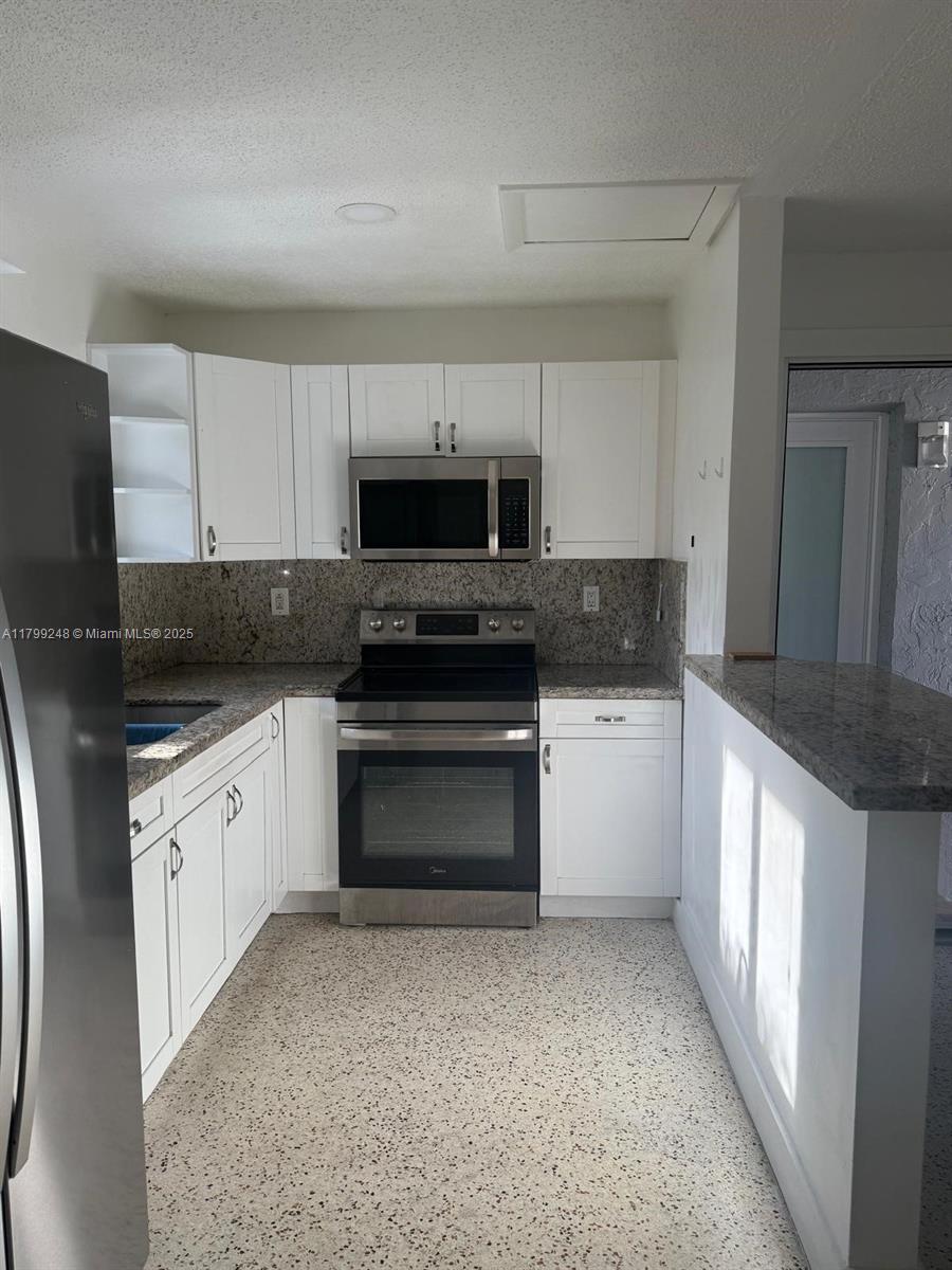 458 E 31st St 4, Hialeah, Miami-Dade County, Florida - 2 Bedrooms  
1 Bathrooms - 