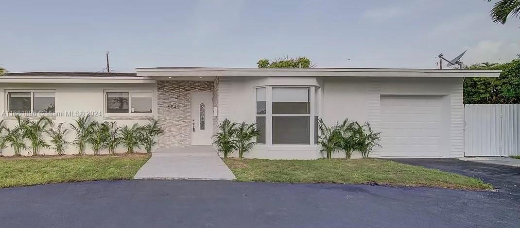 Remodeled attached studio with a private entrance. Unit includes a full bathroom, microwave, refrigerator and central AC (independent from main house). Parking (one space on driveway), water, and electricity included in monthly rent. A great opportunity for anyone looking to get the benefits of being in a great location and neighborhood without paying premium for it! Tenant occupied until November 16, 2024.