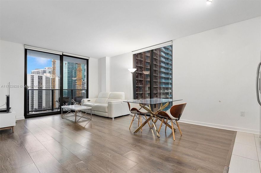 Excellent investment opportunity! This building allows 30-day rentals up to 12 times per year—ideal for Airbnb and short-term stays.
Bright 2-bedroom, 2-bath corner unit with a split floor plan, large walk-in closets, and beautiful city and water views. Located in the heart of Brickell, just minutes from Brickell City Centre.
Boutique building with 192 units and great amenities: rooftop pool, gym, city-view lounge, billiards room, bike storage, 24-hour valet, security, concierge, and pet-friendly policies.