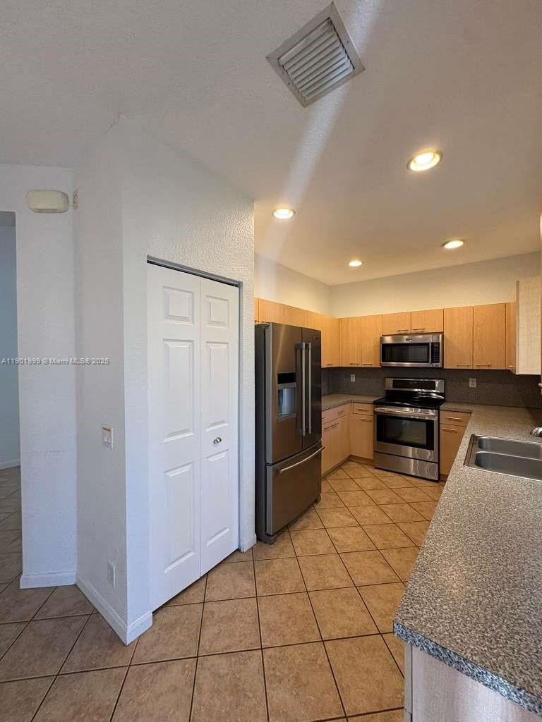 SECTOR 2-PARCELS 12 13 14 - Residential Lease