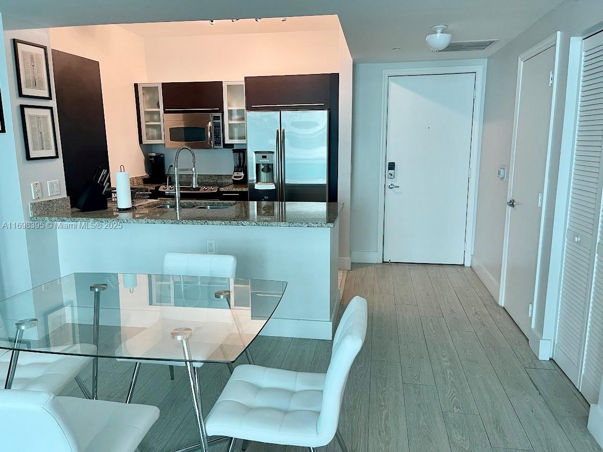 950 Brickell Bay Dr 802, Miami, FL, 33131/$406,000 2 950 Brickell Bay Dr 802
