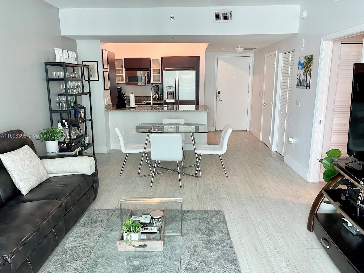 950 Brickell Bay Dr 802, Miami, Broward County, Florida - 1 Bedrooms  
1 Bathrooms - 