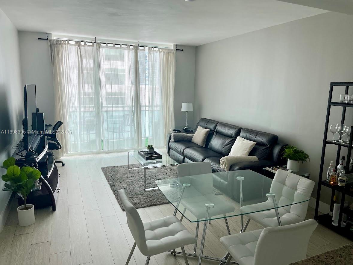 950 Brickell Bay Dr 802, Miami, FL, 33131/$406,000 3 950 Brickell Bay Dr 802