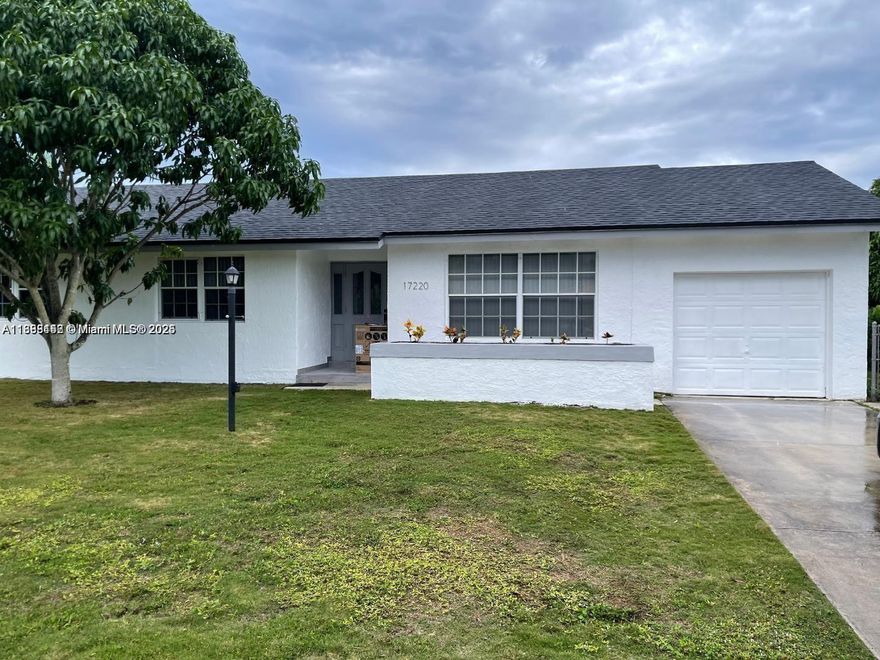 section 8 welcome. no hoa! Brand new roof. Spacious duplex in very sought-after Palmetto Bay. front unit is still available. rear unit is already rented. Conveniently located close to US 1, Old cutler Rd and near shopping malls, restaurants, and a few blocks away from Palmetto Bay park. fenced side yard great for Pets.