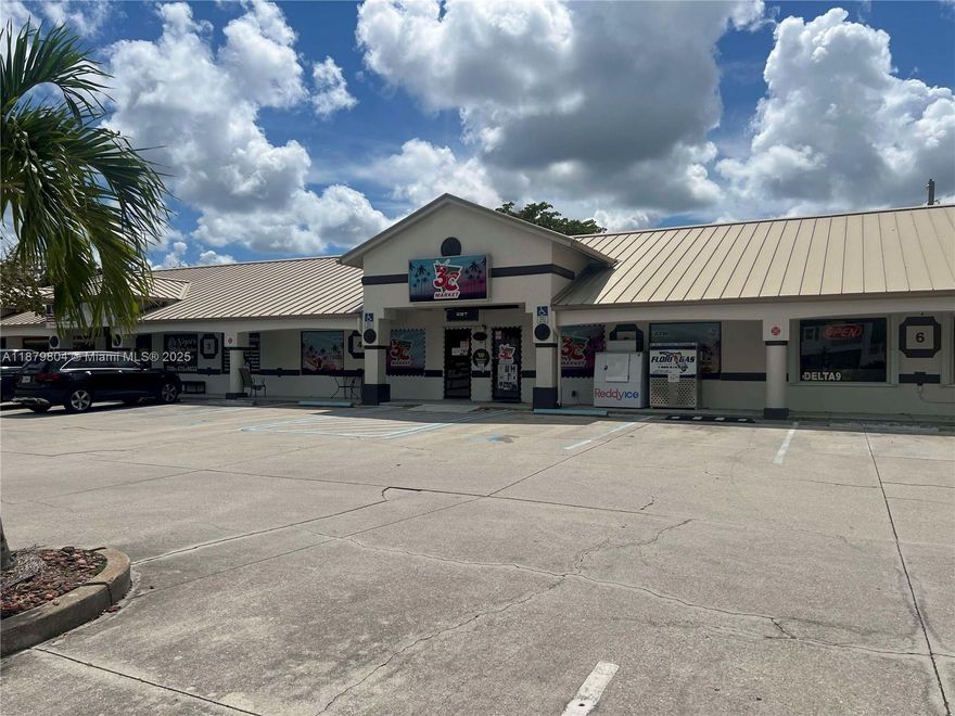 Beautiful Convenient Store for Sale, with 2,200 SqFt. Licensed to sell tobacco and alcohol, licensed to serve food, licensed to sell propane, Florida lottery, Western Union, ATM, DoorDash, Grubhub, full line of groceries, walk-in cooler. Easy to operate, ideal for obtaining an investor visa E2 visa qualifies. High-traffic and accessible location with ample parking. Low monthly rent with an additional 10-year lease, and the landlord is willing to accept a new tenant. Inventory of $40,000 not included in the price.
Years Established: 9, 4 employees, Training: 2 weeks by the owner.
Business Sale Includes: Counters, Cash register, Security cameras system, Walk-in cooler, Shelves, Hot dog machine
Coffe machine (loan),refrigerators Coca-cola, 7up, Pepsi, THC/kratom