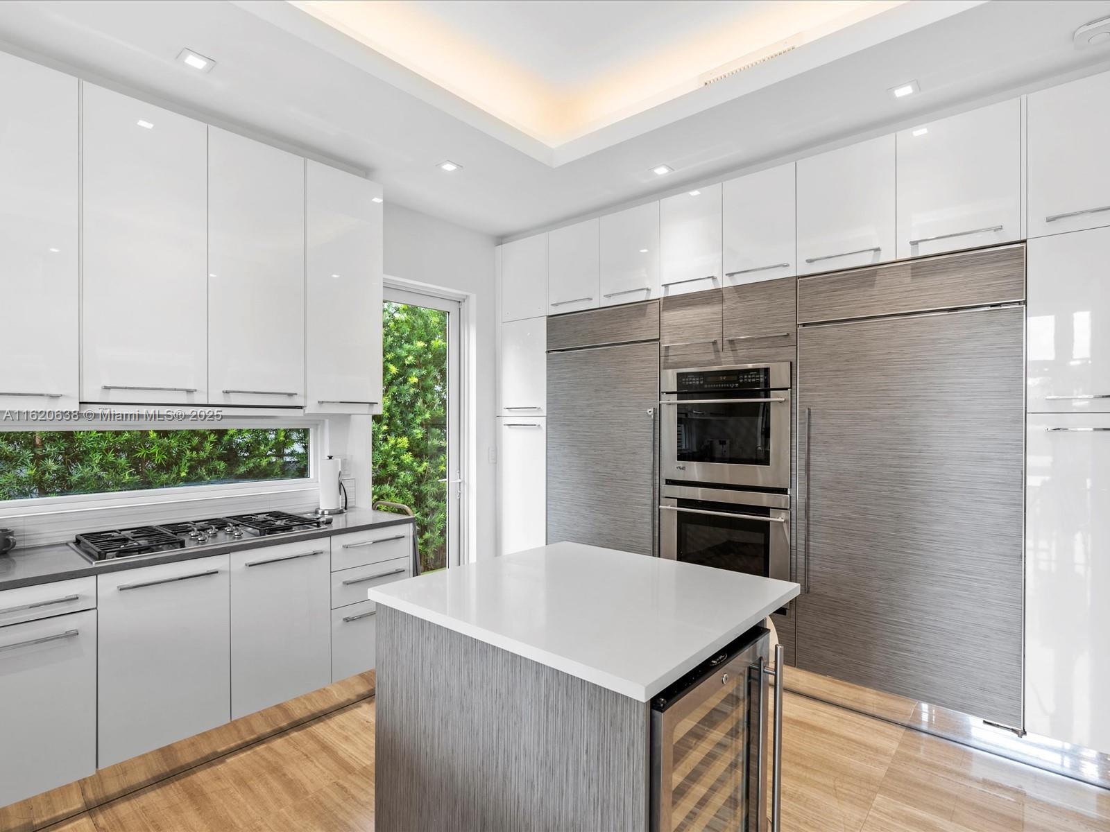 GOLDEN BEACH SEC D - Residential