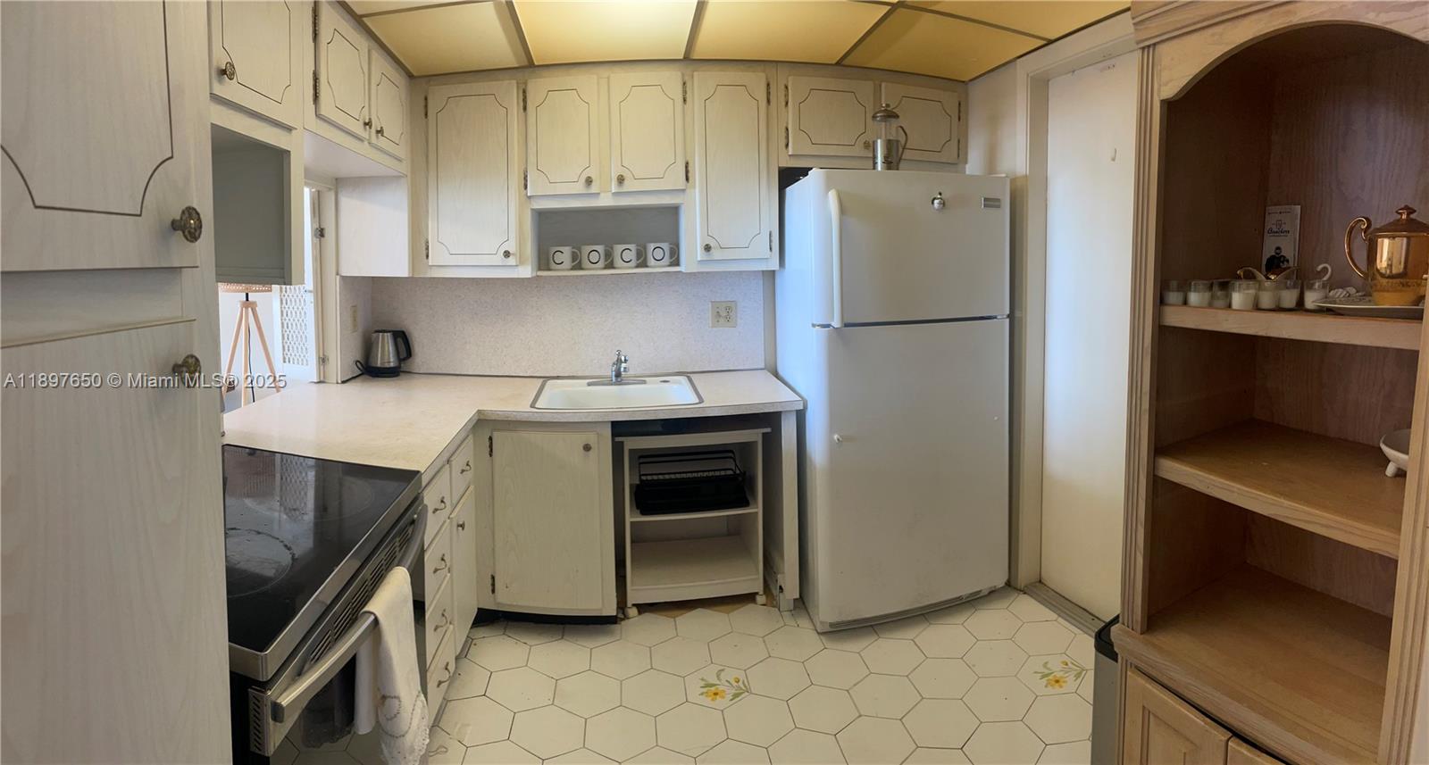 IMPERIAL TOWERS CONDO - Residential