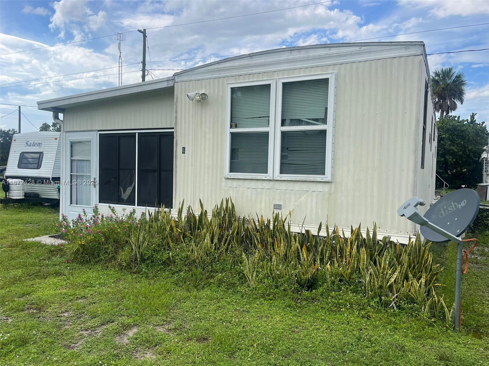 Nice mobile furnished unit in the River Bluff RV Resort 1bed /1bath with AC.
It is a wonderful community with great residents and management. This is a must see!
Community has:
Docks
Boat Ramp
Fish House
Bath House
Rent includes lot rent, water, and FREE WiFi. Electricity is extra
We do background check for recent evictions and criminal history. Fee is $50 per adult.