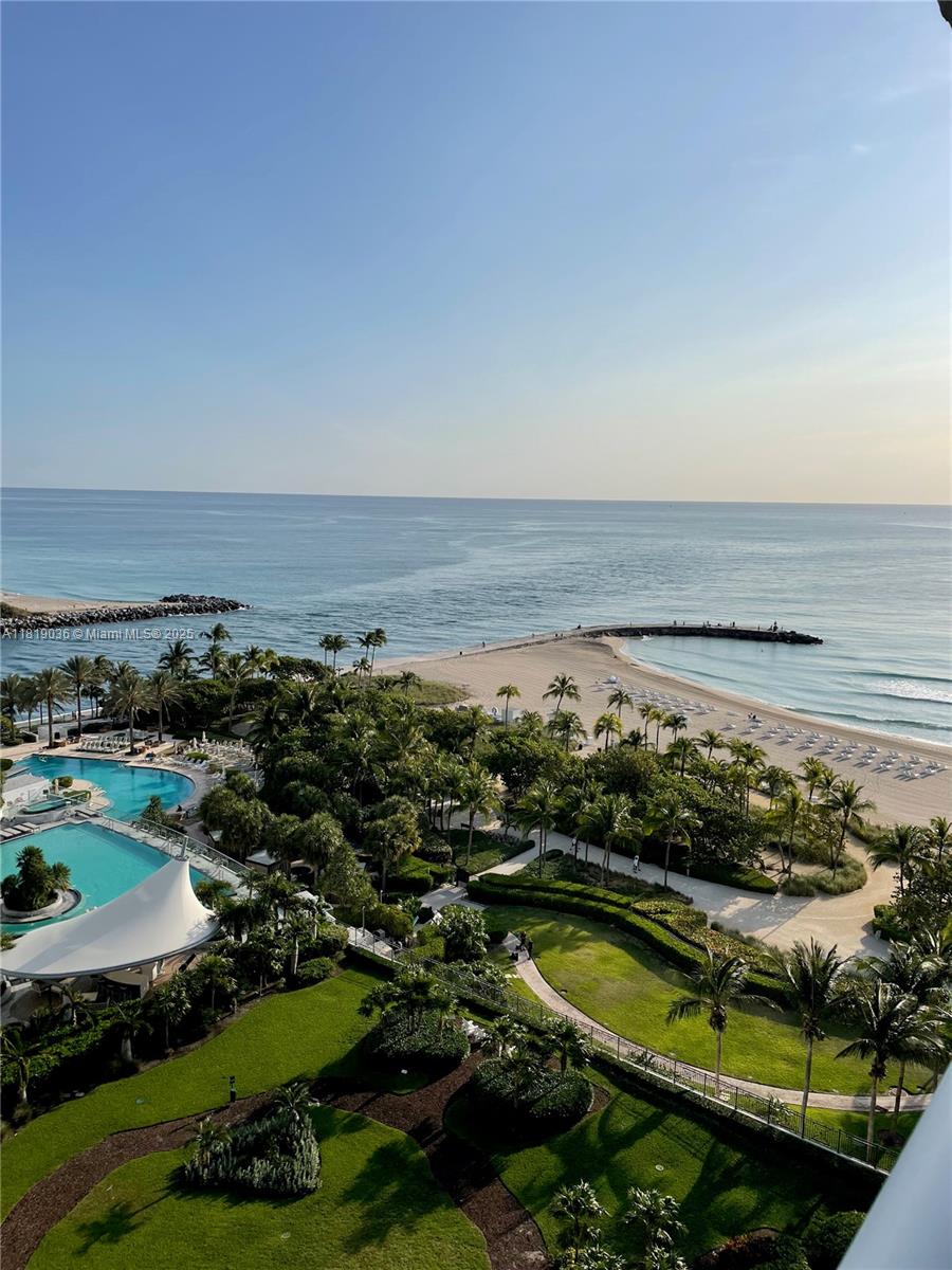 Beautiful studio in the best condo of Bal Harbour , fantastic view to beach and pier , apartment just painted, new a/c serviced twice a year , big walking closer, washer and dryer inside the unit , covered parking space assigned, great amenities, restaurant, market, gym , beach service ( 2 pool lounges and one umbrella per apartment) .
Restaurant inside building delivers to the beach and to your apartment , Party salon and cinema to book for your private events. Best neighborhood, walking distance to Bal Harbour Mall, and restaurants, supermarket , etc . You can walk or cycle on the board beach all the way to south Point, Yoga on the beach on Sundays, do not miss it, go for a swim in the ocean every day, walk your dog to Hallover doggy beach , lobby attended 24 hours do not miss it!