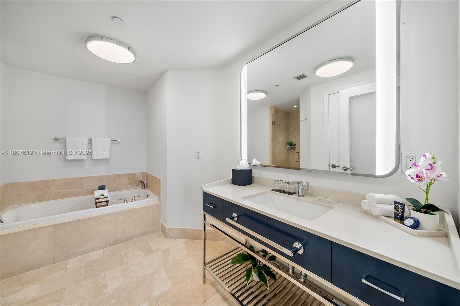 4401 Collins Ave 3505
