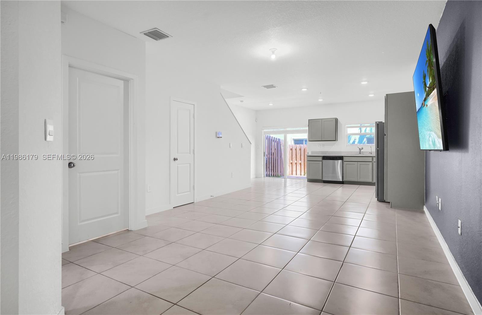 MIAMI LAND AND DEVELOPMEN - Residential Lease