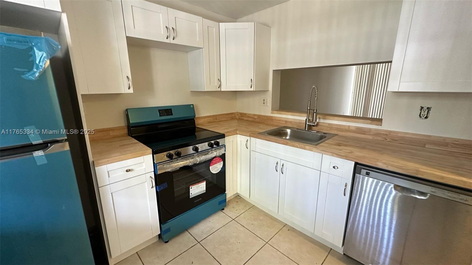 Rental Property at 10825 Sw 112th Ave 201, Miami, Broward County, Florida - Bedrooms: 2 
Bathrooms: 2  - $2,300 MO.
