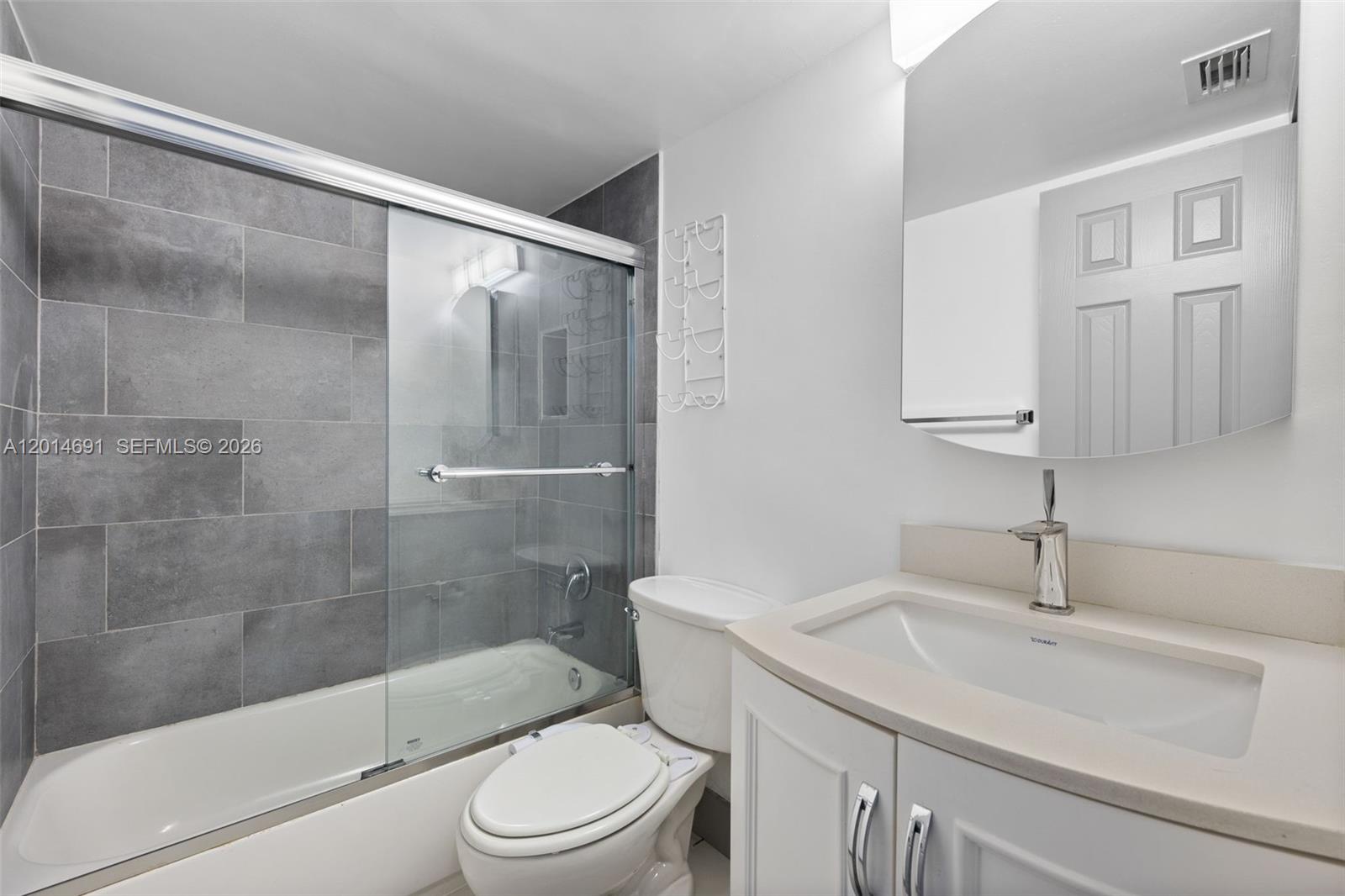 NO BAY WHITE HOUSE NO 3 C - Residential Lease