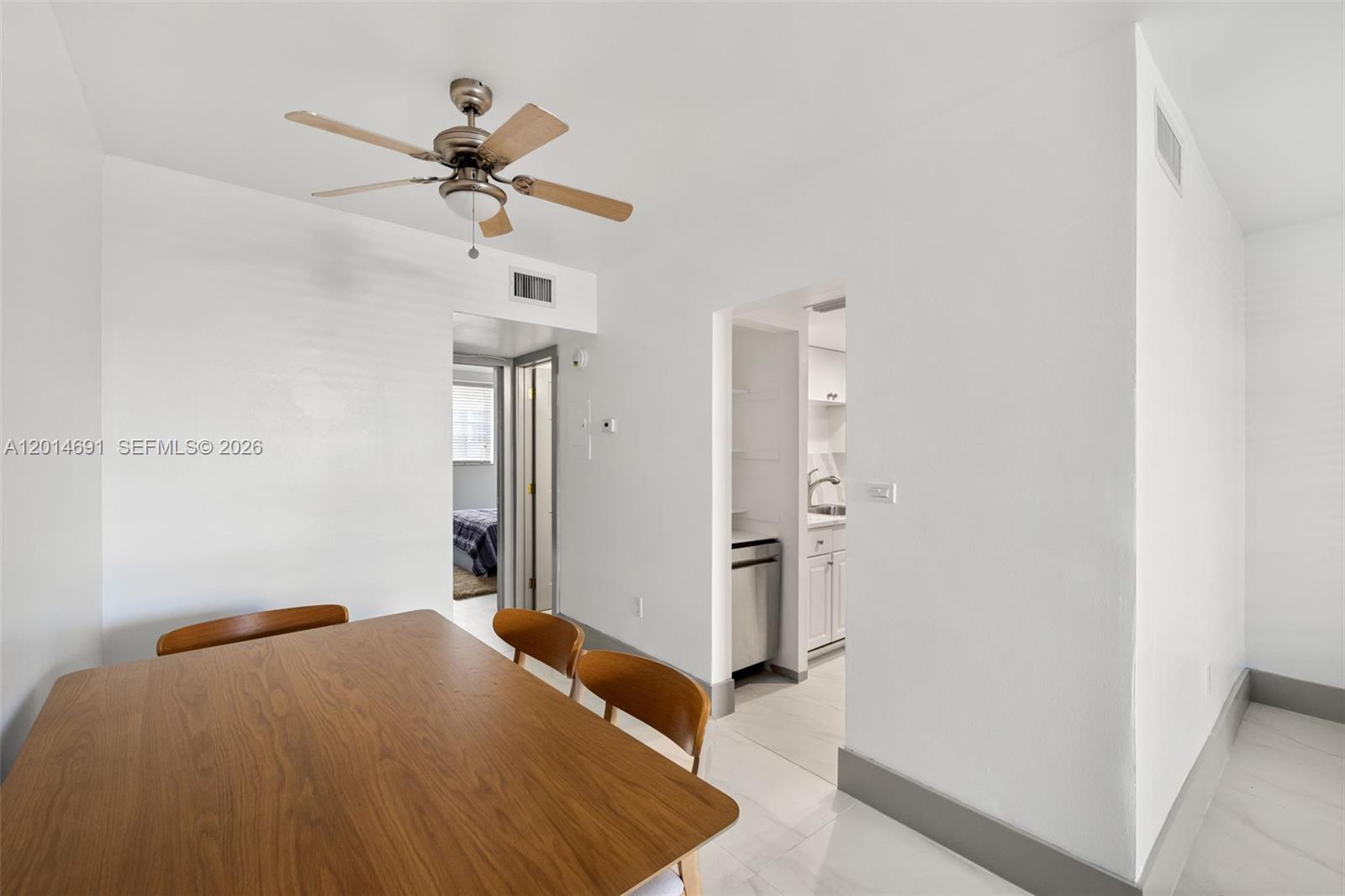 NO BAY WHITE HOUSE NO 3 C - Residential Lease