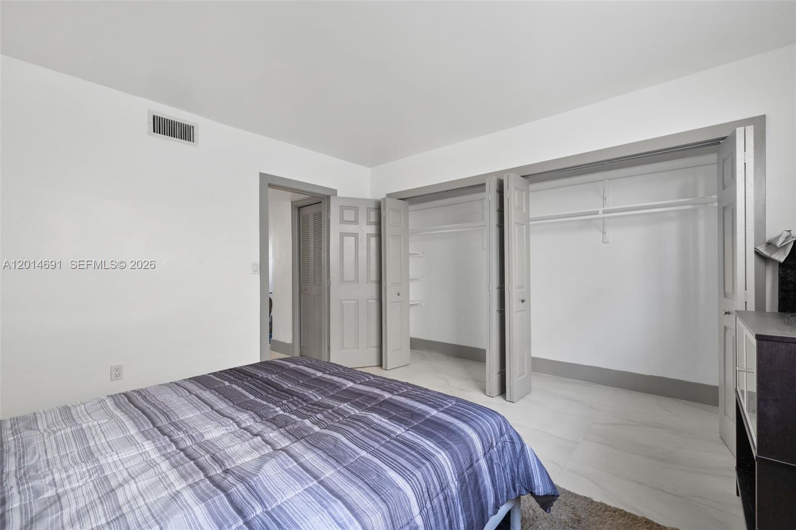NO BAY WHITE HOUSE NO 3 C - Residential Lease