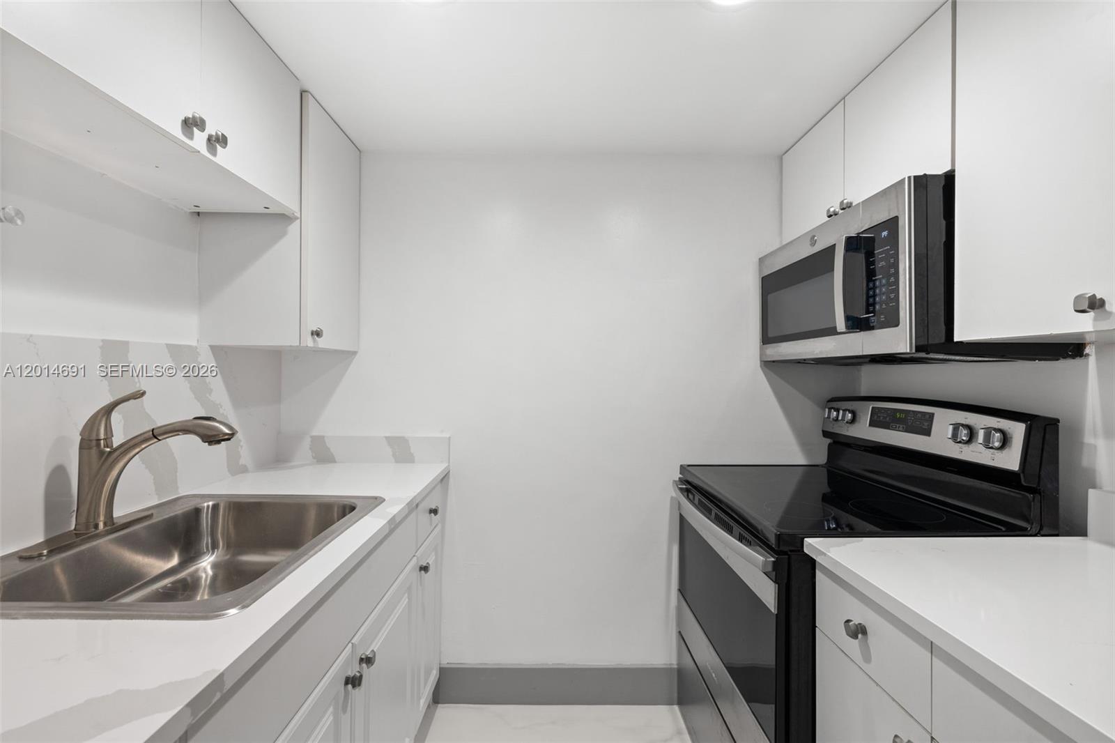 NO BAY WHITE HOUSE NO 3 C - Residential Lease