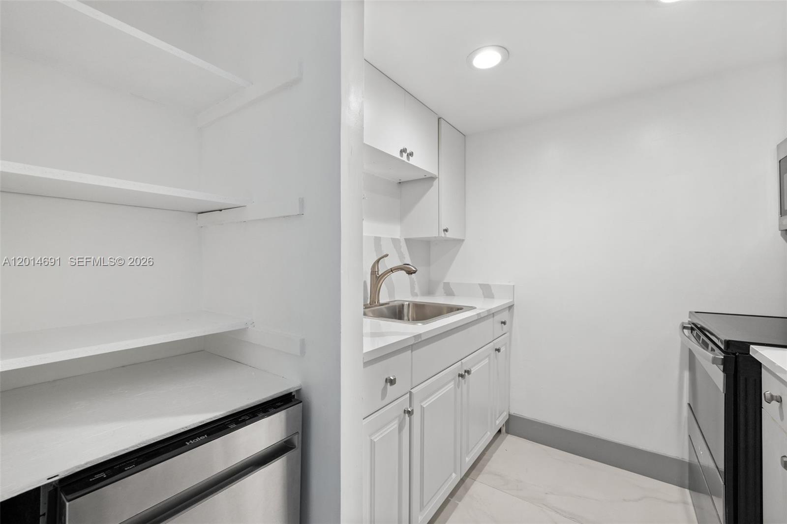 NO BAY WHITE HOUSE NO 3 C - Residential Lease