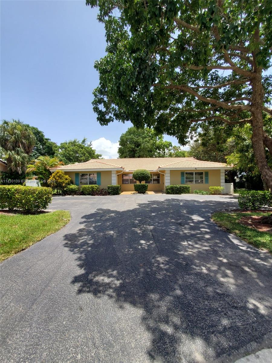 3/2 VERY LARGE AND SPACIOUS HALF DUPLEX QUIET AREA, NEAR THE PARK, AVAILIBLE FOR IMMEDIATE OCCUPANCY NICE YARD AND PATIO WITH STORAGE, PETS UNDER 35 LBS OK WITH LANDLORD APPROVAL AND PET DEPOSIT TENANT PAYS ALL UTILITIES
No association, fast approval