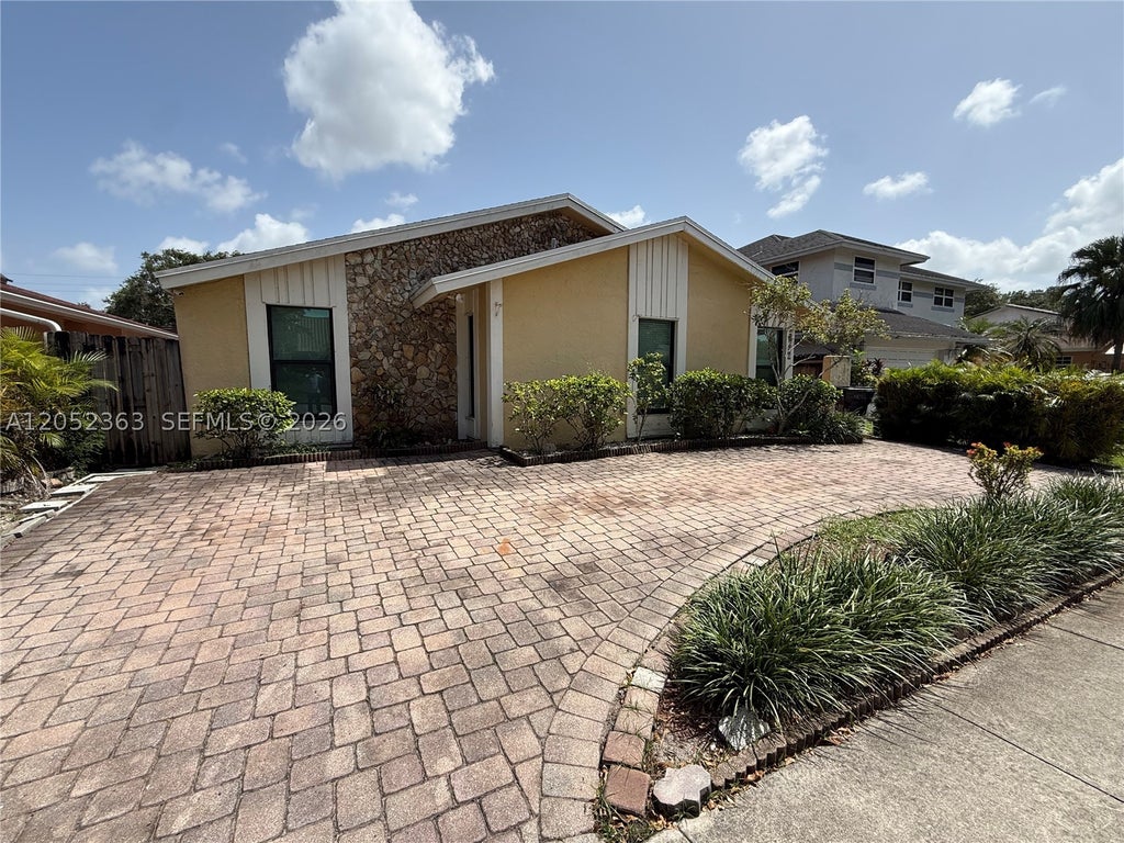 Photo of 3620 Farragut St, Hollywood, FL 33021 (MLS # A12052363)