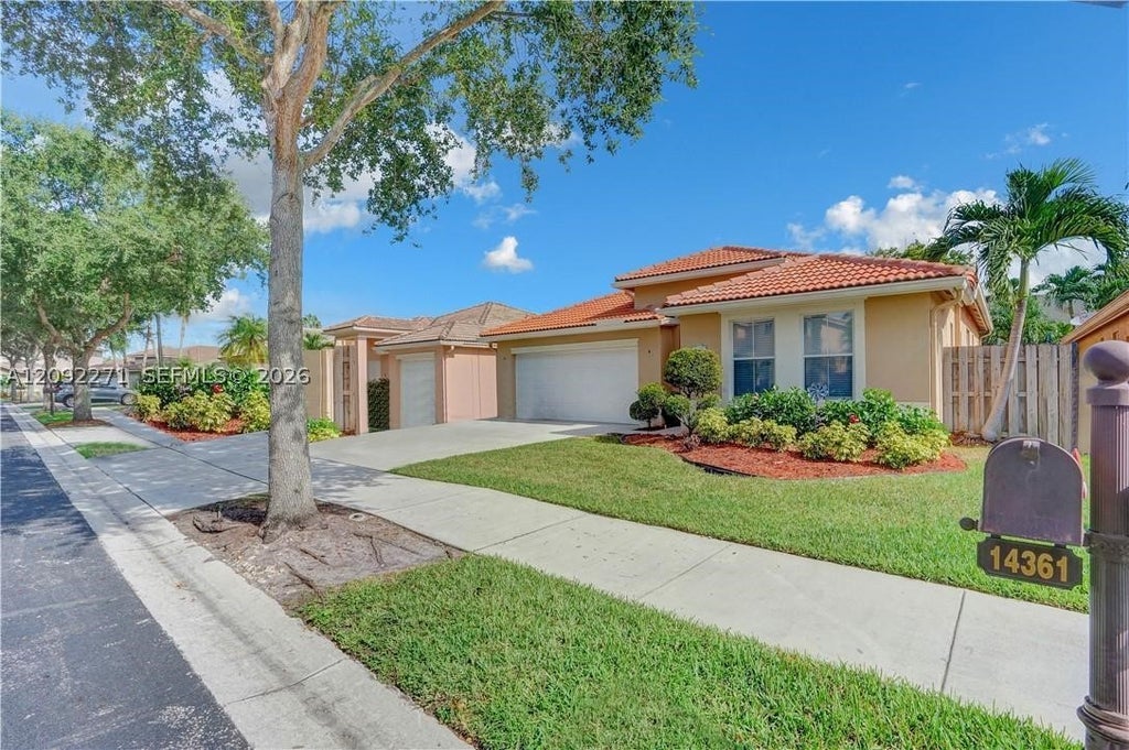 Photo of 14361 N Royal Cove Cir #14361, Davie, FL 33325 (MLS # A12092271)