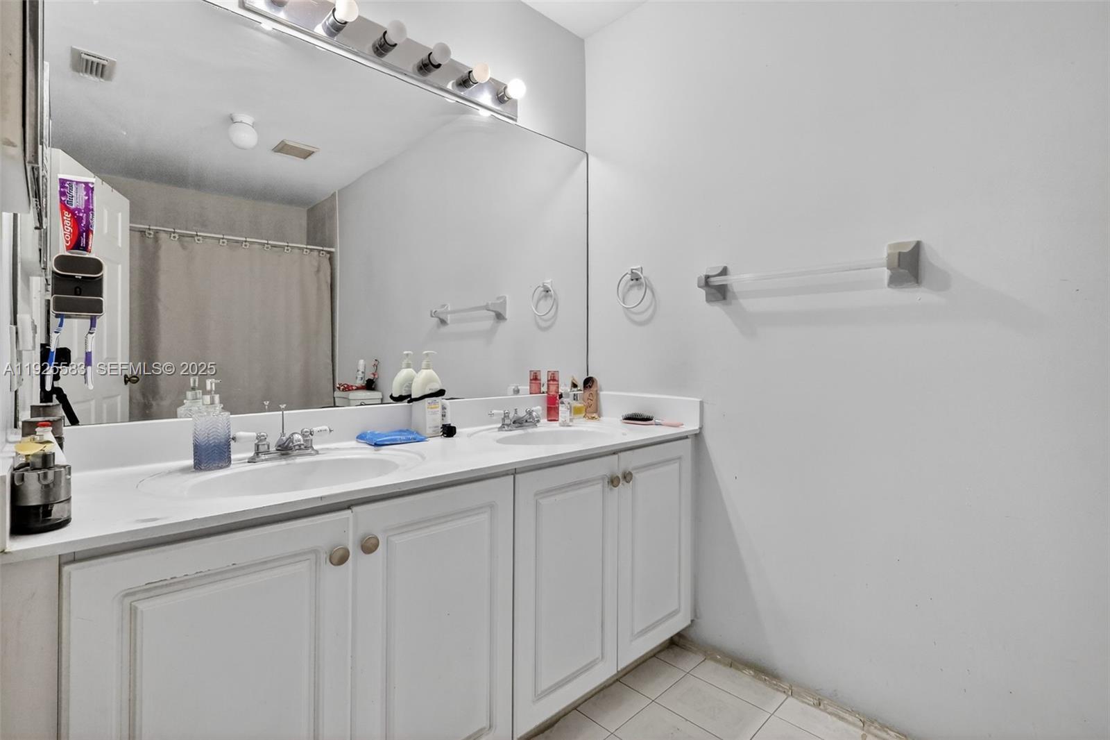 IBIS VILLA AT MIAMI GARDE - Residential