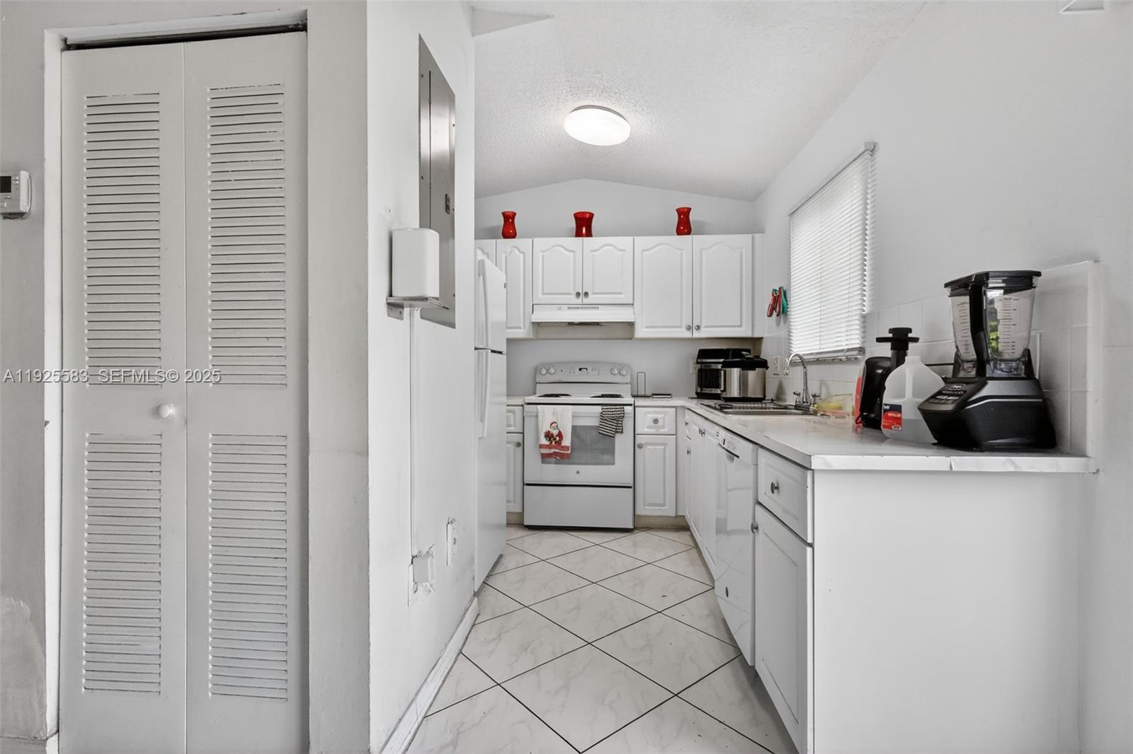 IBIS VILLA AT MIAMI GARDE - Residential