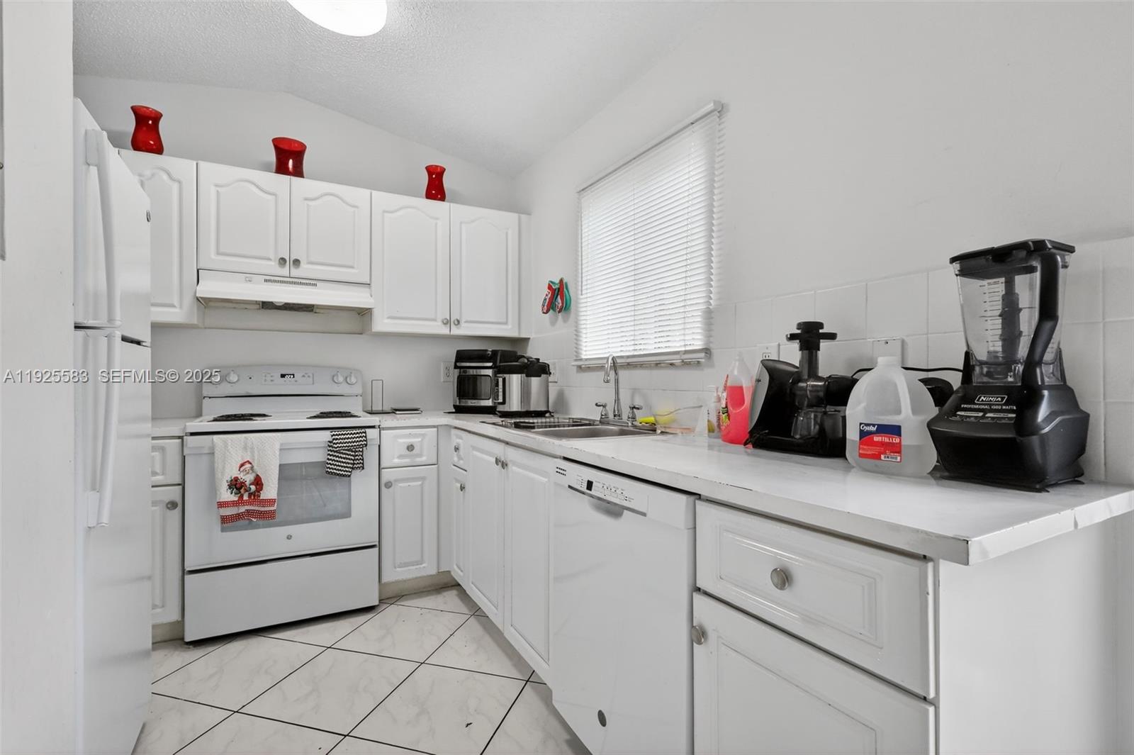 IBIS VILLA AT MIAMI GARDE - Residential