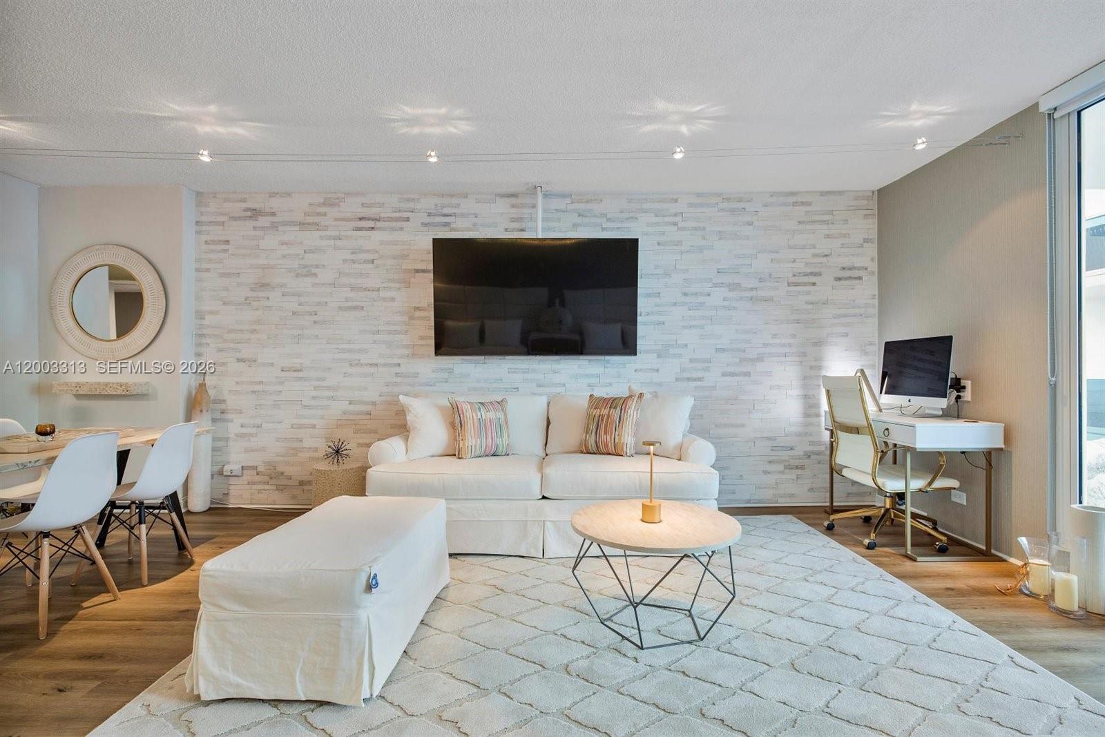 2301 Collins Ave 421