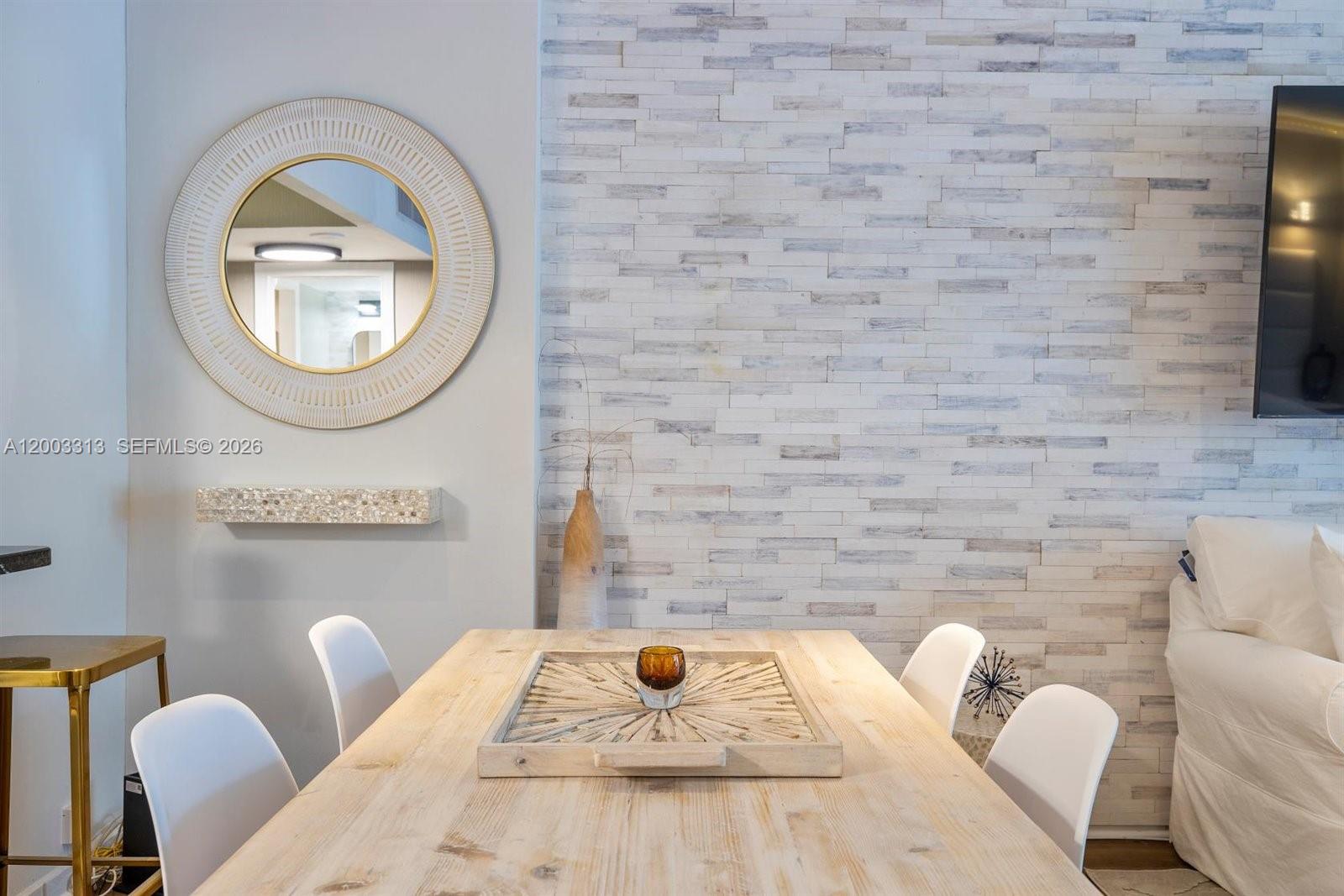 2301 Collins Ave 421