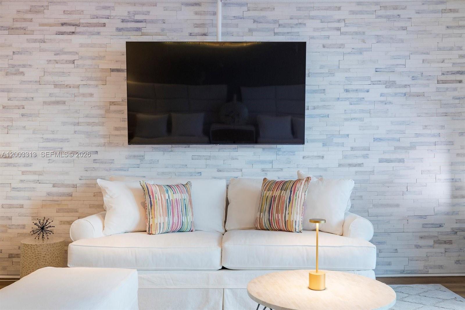 2301 Collins Ave 421