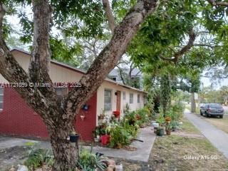 890 SW 28th St