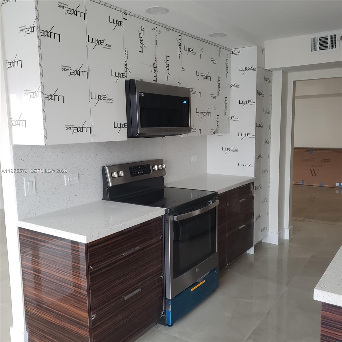 SUMMIT CONDO - Residential