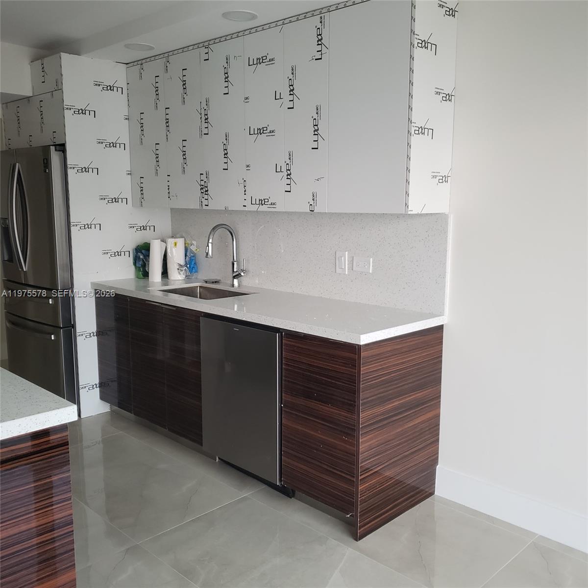 SUMMIT CONDO - Residential