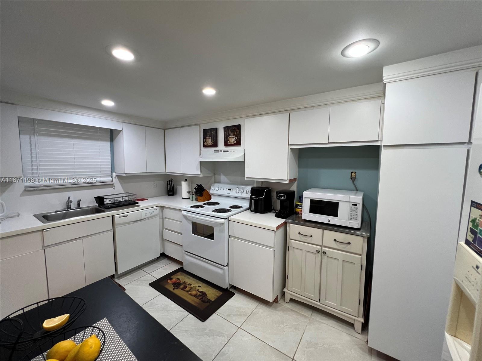 TOWNHOUSE VILLAS CONDO - Residential